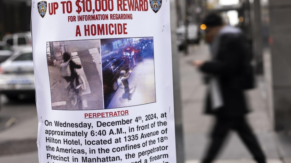 Cartel en el que se ofrece una recompensa a quien facilite información relacionada con el asesinato de Brian Thompson en Nueva York.