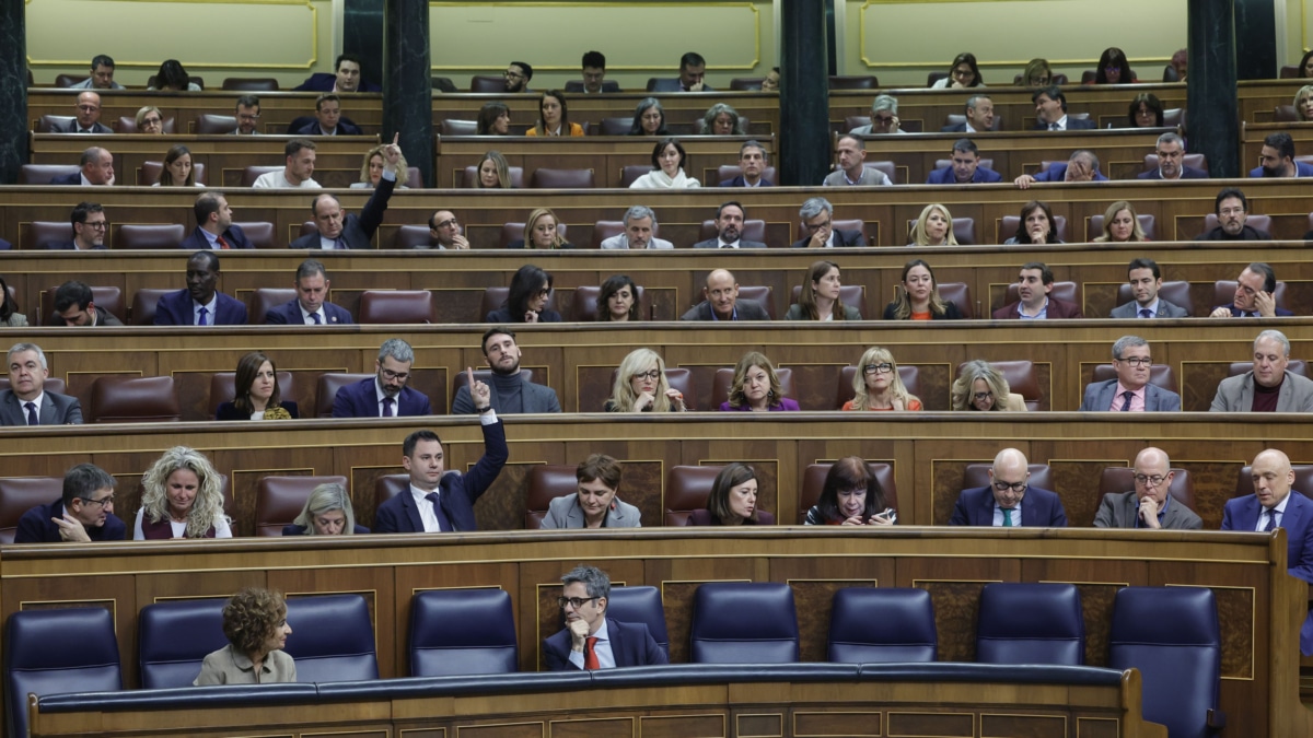 MADRID, 10/12/2024.- La vicepresidenta primera María Jesús Montero (izda delante) conversa con el ministro de la Presidencia, Justicia y Relaciones con las Cortes, Félix Bolaños, durante la sesión plenaria del Congreso de los Diputados celebrada este martes en Madrid. EFE/Zipi