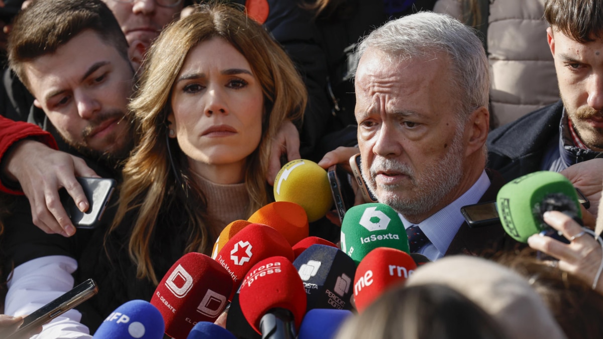 Antonio Camacho atiende a los periodistas.