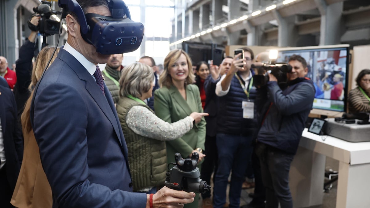 Pedro Sánchez prueba un dispositivo de realidad virtual en la Alianza para la Formación Profesional.