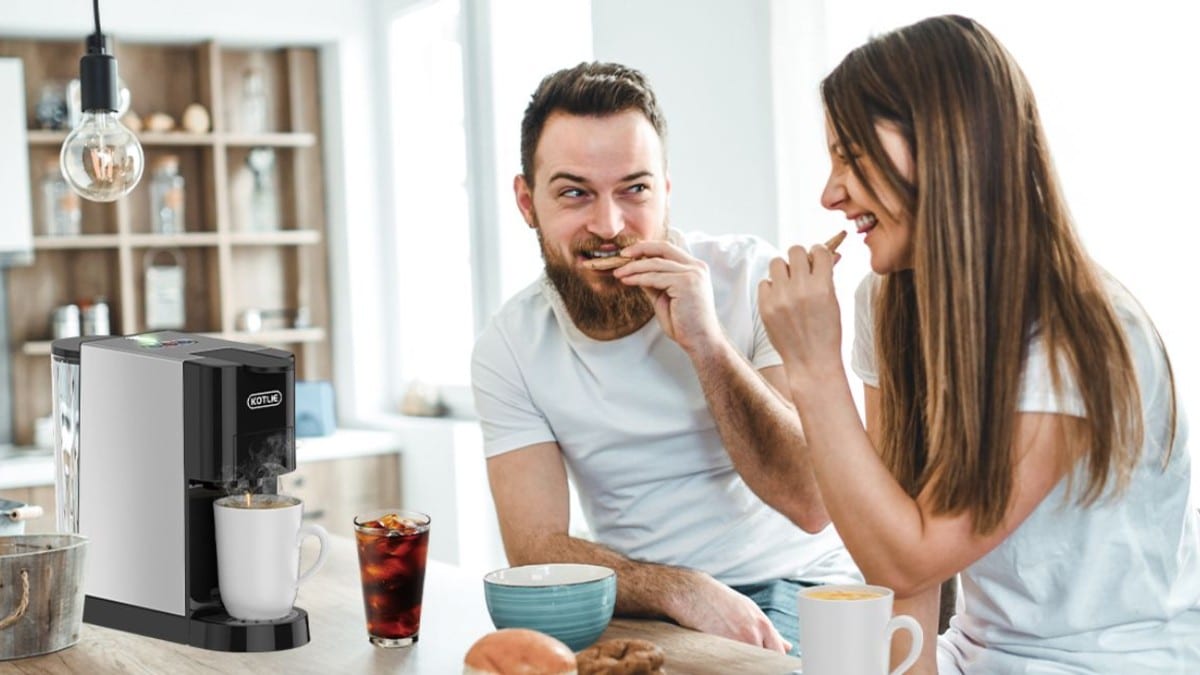 Dos personas disfrutando de un café