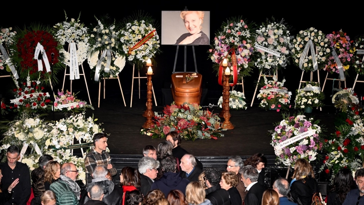 Galería | Amigos y compañeros de profesión despiden a Marisa Paredes en el Teatro Español