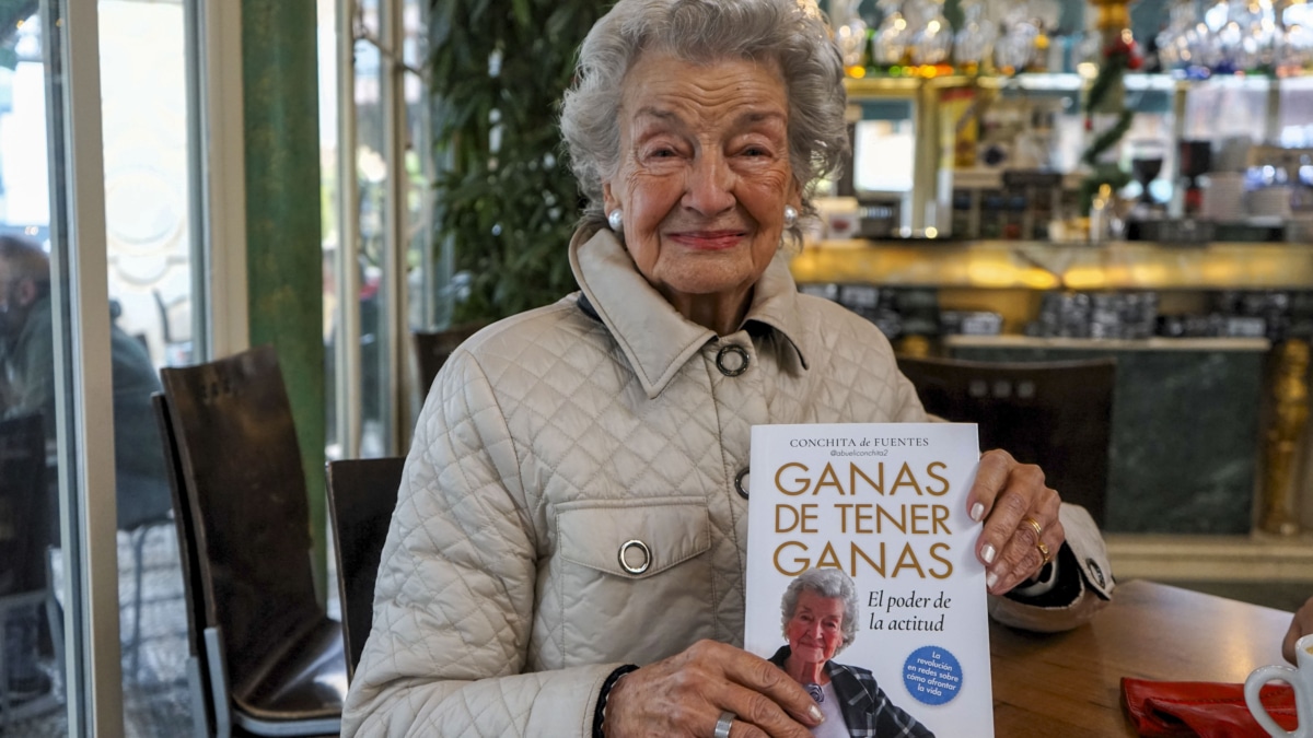 Conchita de Fuentes, una madrileña de 91 años que tiene más de 130 mil seguidores en Instagram, donde anima a los más mayores a levantarse del sofá y vivir y que, además, acaba de escribir el libro Ganas de tener ganas, posa en una foto para EFE en Granada