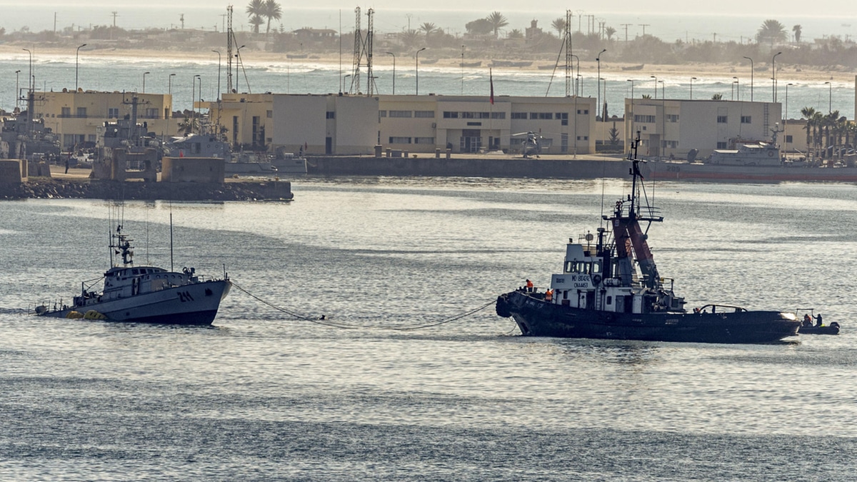 Marruecos consigue sacar su patrullera de aguas españolas tras tres días encallada