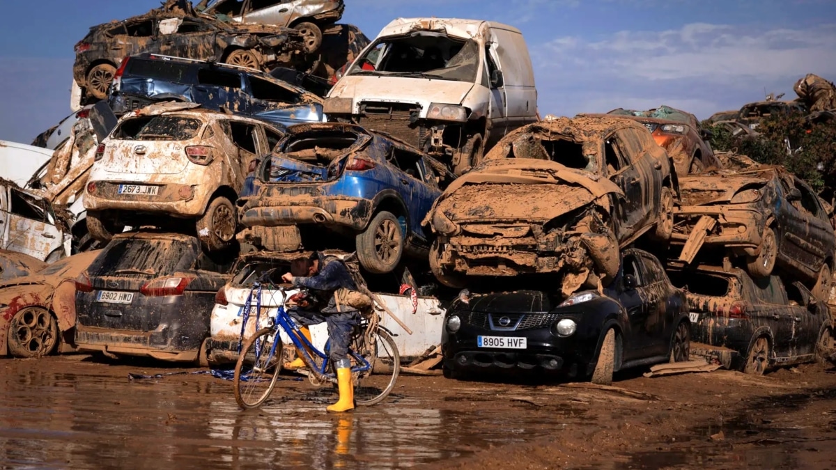 Coches afectados por la dana apilados en un solar de Catarroja (Valencia)