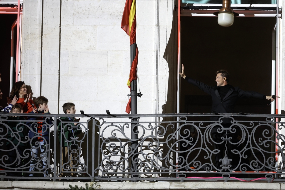 El cantante almeriense David Bisbal (d) ofrece este jueves un concierto gratuito desde el balcón de la Real Casa de Correos, ante la presencia de miles de madrileños y turistas que se han agolpado en la Puerta del Sol. 