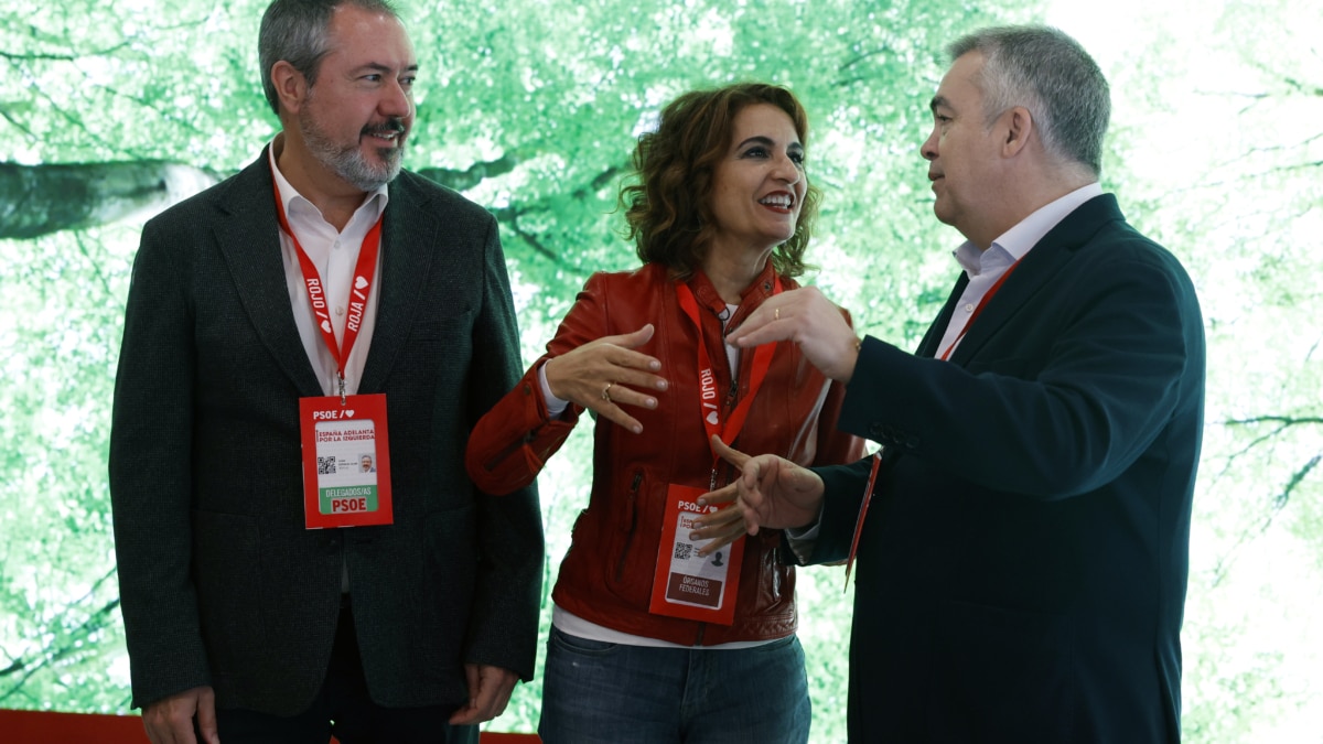 SEVILLA, 29/11/2024.- La vicesecretaria general de los socialistas, María Jesús Montero (c), acompañada del secretario de Organización, Santos Cerdán (d), y el secretario de Andalucía y portavoz socialista en el Senado, Juan Espadas, durante la visita realizada a las instalaciones donde se va a celebrar este fin de semana en Sevilla el 41 Congreso Federal del PSOE, este viernes en la capital hispalense. EFE/Julio Muñoz