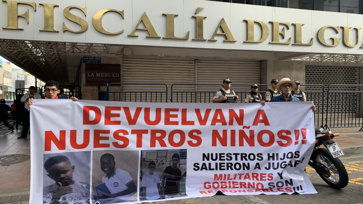 Cartel en el que las familias reclaman a los niños desaparecidos en Guayaquil