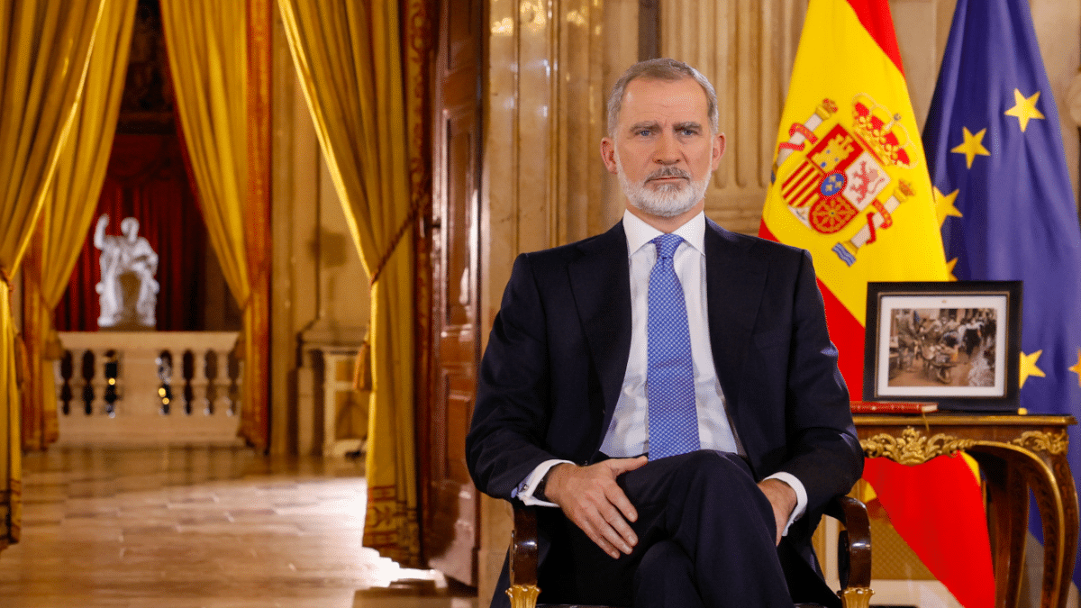 Felipe VI en su tradicional mensaje de Navidad, grabado en el Salón de Columnas del Palacio Real.