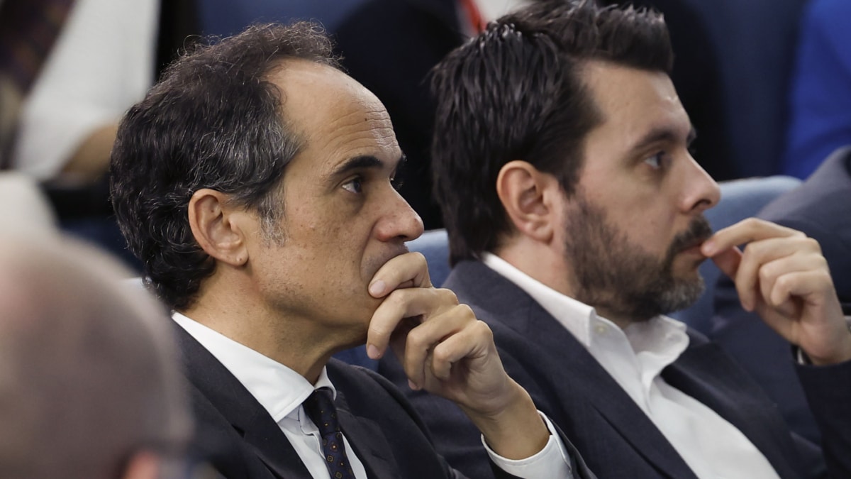 MADRID, 03/12/2024.- El hasta ahora secretario de Estado de Comunicación Francesc Vallés (i) junto a su sustituto, Ion Antolín (d), asisten a la rueda de prensa tras la reunión del Consejo de Ministros, este martes en el Palacio de la Moncloa. EFE/ Javier Lizón