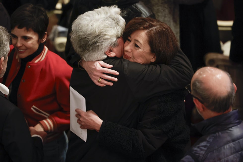 MADRID, 18/12/2024.- La presidenta del Congreso, Francina Armengol (d), abraza al marido de la actriz Marisa Paredes, Chema Prado, en la capilla ardiente de la artista el Teatro Español en Madrid este miércoles. Paredes falleció a los 78 años este martes, 17 de diciembre. EFE/Zipi