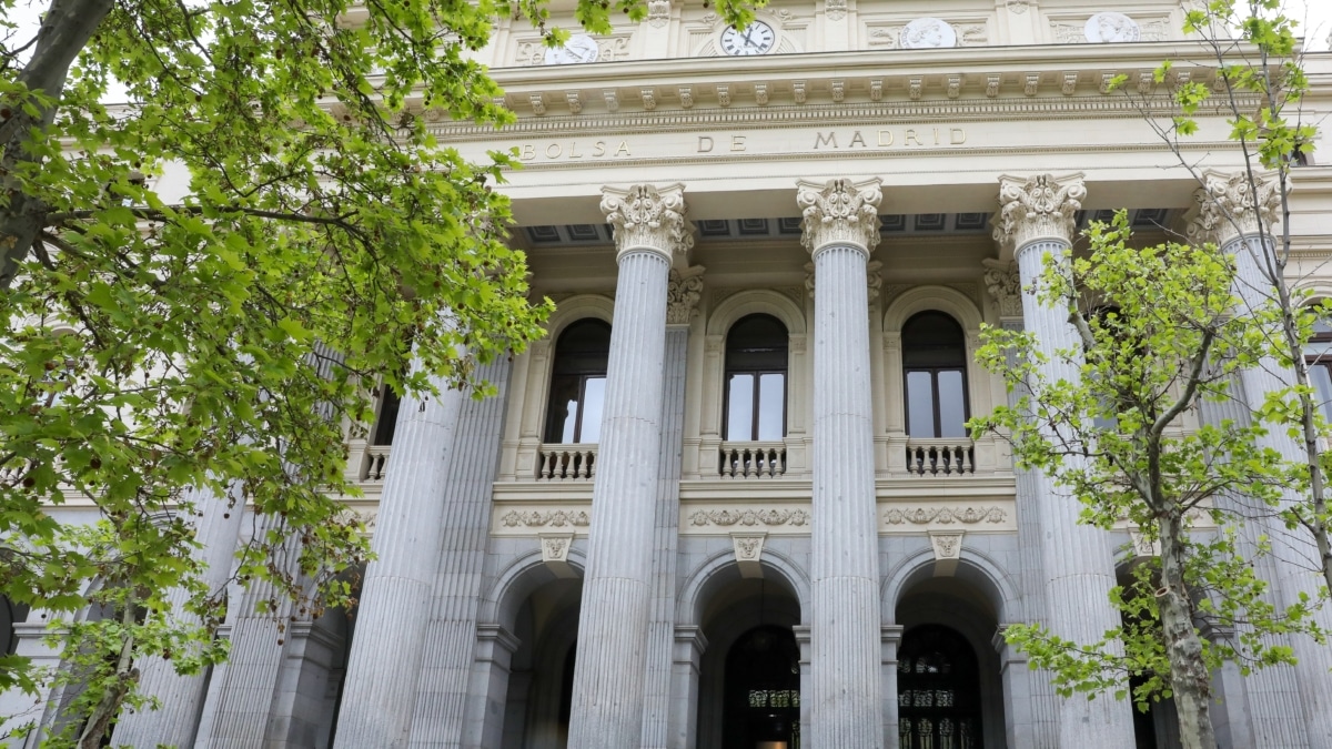 Edificio del Palacio de la Bolsa, a 22 de abril de 2022, en Madrid (España)