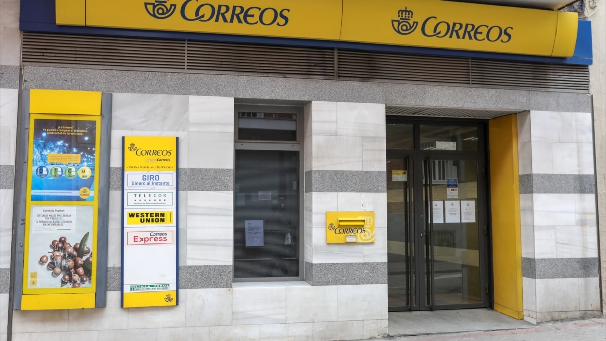 Correos, designado por el Gobierno como operador postal universal hasta 2030 en plena crisis de la compañía pública