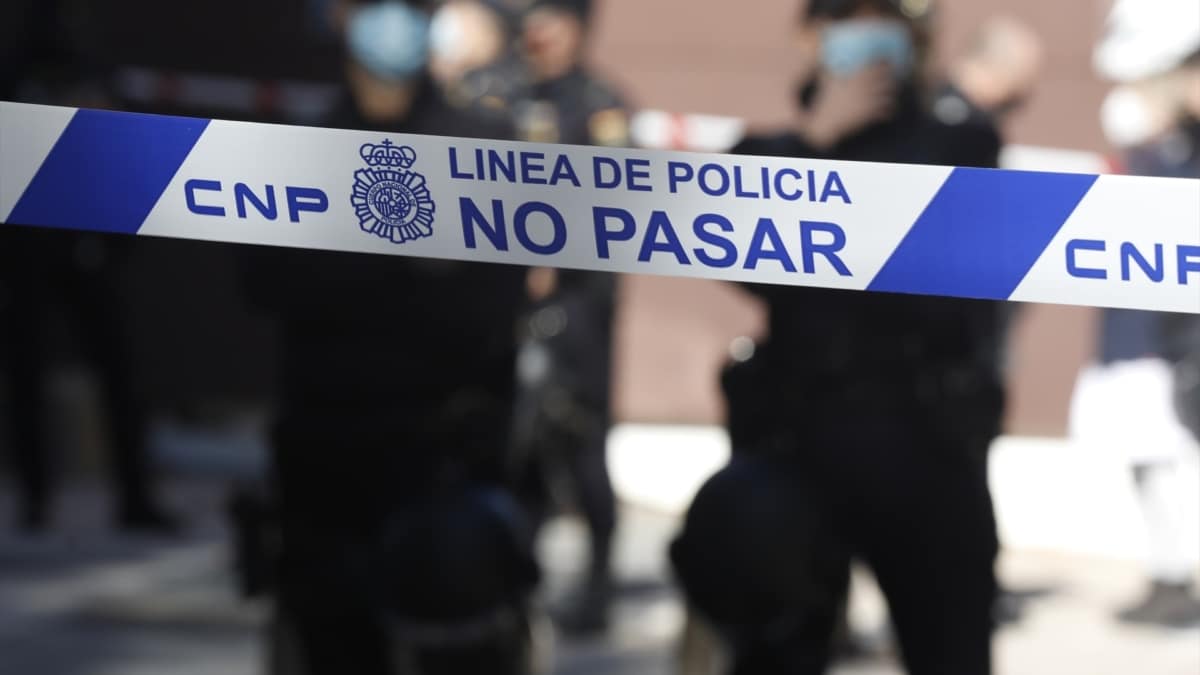 Varios policías nacionales vigilan la zona