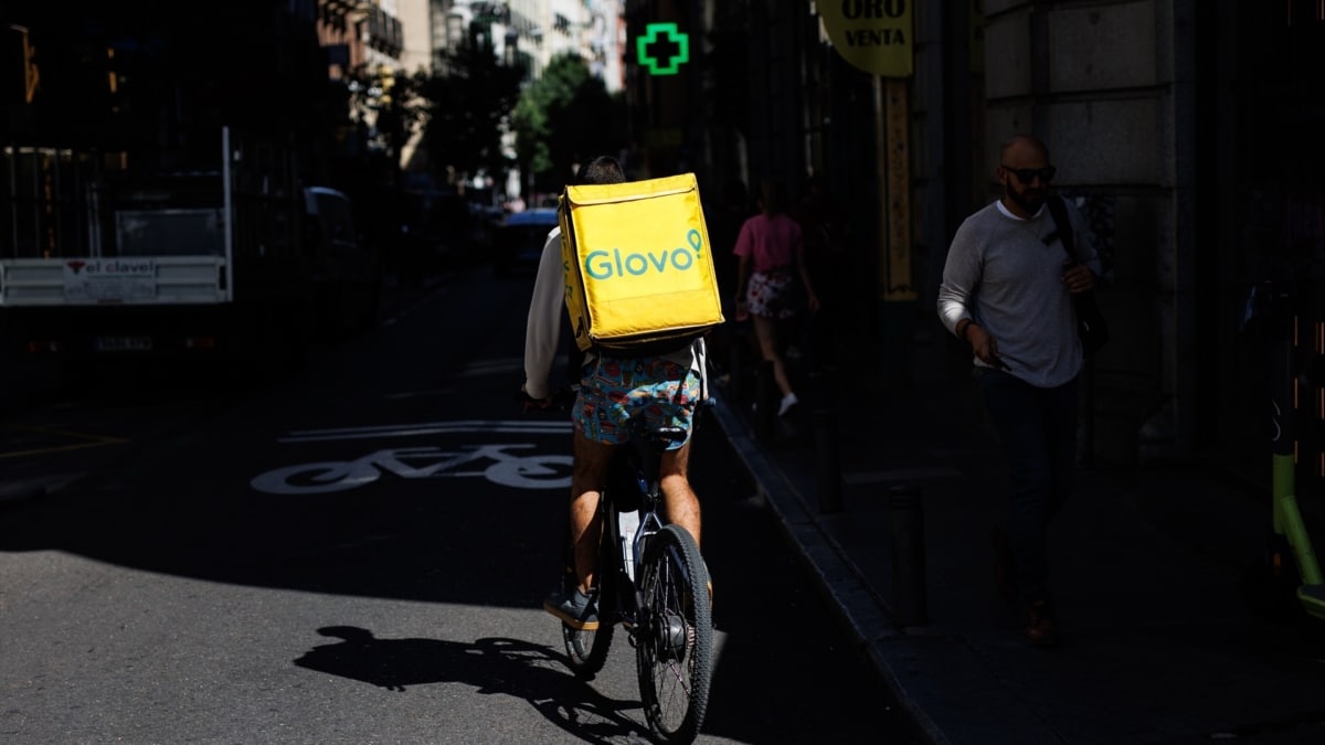 Glovo cambia de modelo y contratará a sus repartidores en España