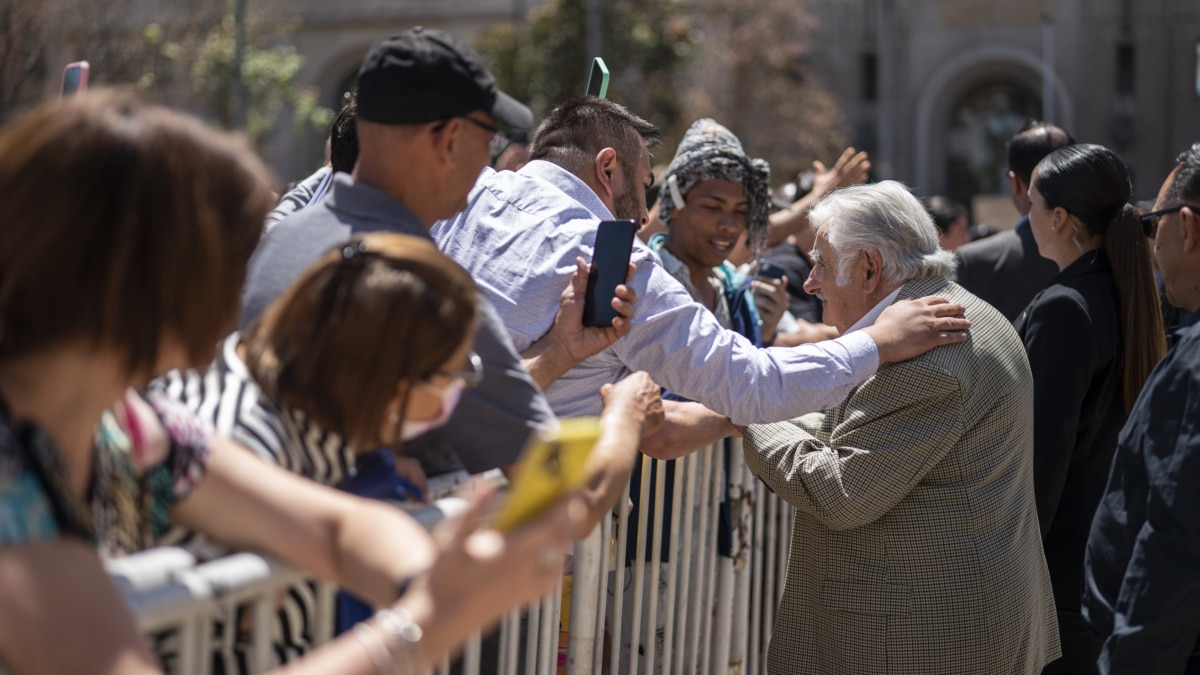 El ex presidente de Uruguay José Mujica, aclamado en una visita en Santiago de Chile