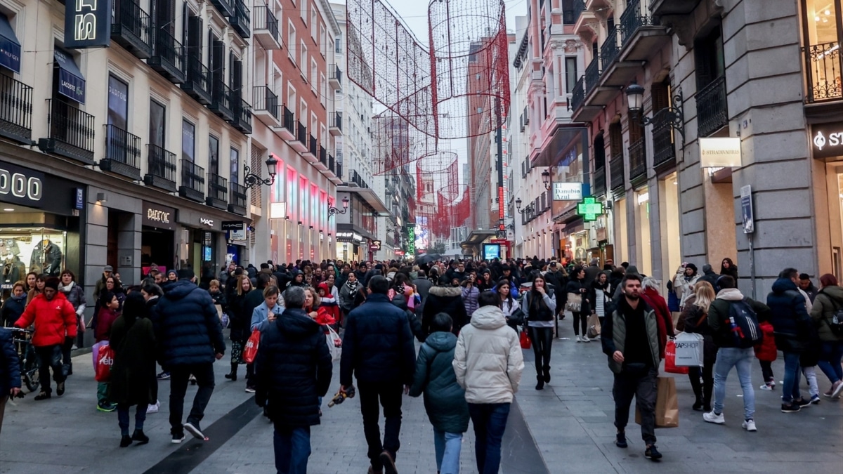 Cientos de personas con compras en la calle comercial de Preciados, Madrid, en una imagen de archivo.