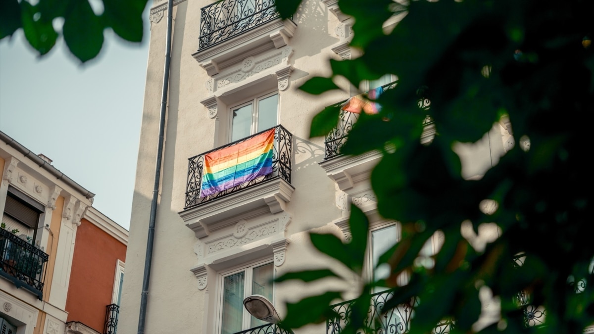 El Supremo considera que la bandera LGTBI no es un "símbolo de significación partidista" y avala que se cuelgue en edificios públicos