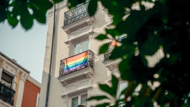 El Supremo considera que la bandera LGTBI no es un "símbolo de significación partidista" y avala que se cuelgue en edificios públicos