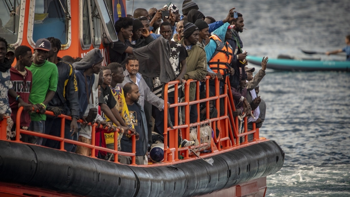 Decenas de migrantes a su llegada al Puerto de la Restinga