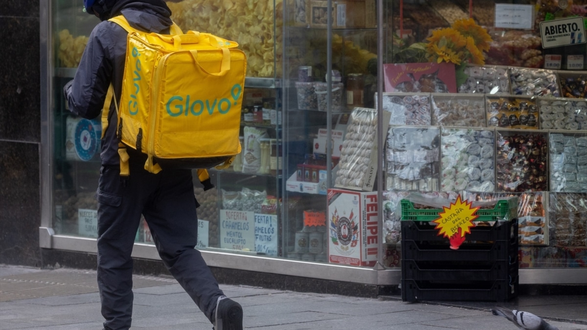 Un repartidor de Glovo, en Madrid en una imagen de archivo.