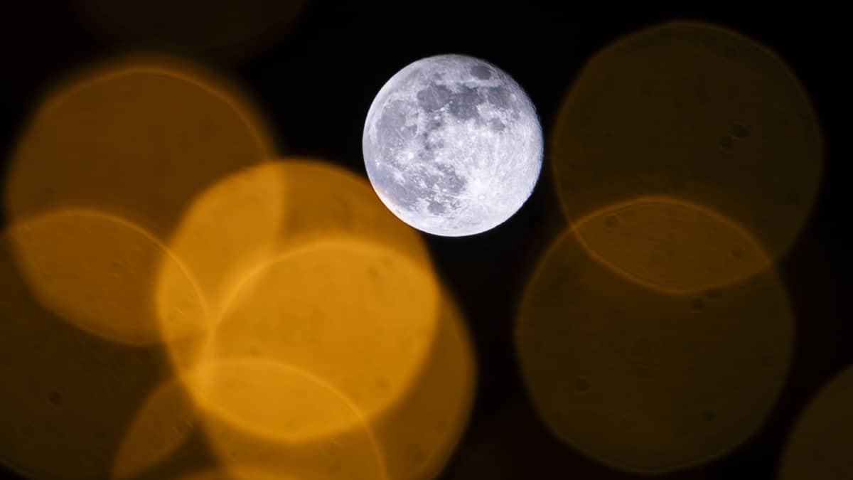 La luna con los reflejos de las luces de Navidad en Vigo