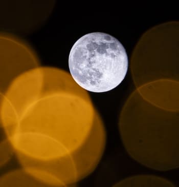 La luna con los reflejos de las luces de Navidad en Vigo