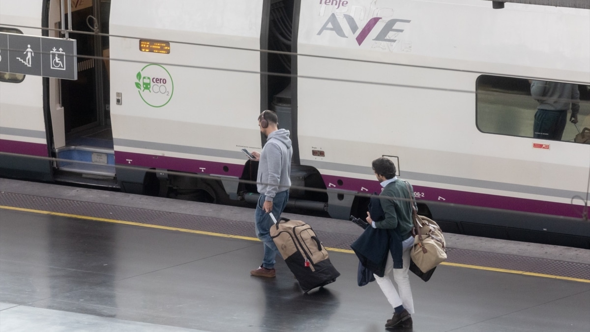 Viajeros toman un AVE en Madrid, en una imagen de archivo.