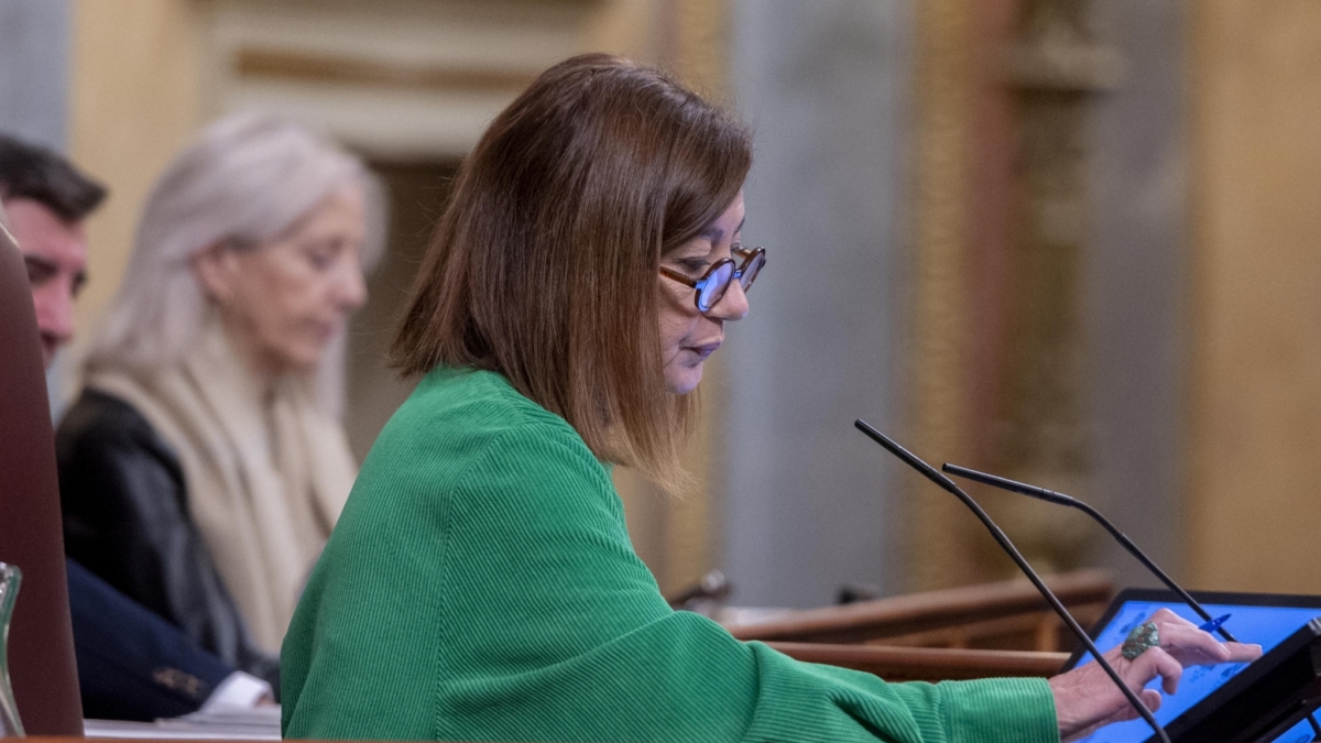 (Foto de ARCHIVO) La presidenta del Congreso, Francina Armengol, durante una sesión plenaria, a 12 de diciembre de 2024, en Madrid (España). El Pleno del Congreso debate hoy los textos alternativos presentados por el PP y Vox a la reforma de la Ley de Seguridad Ciudadana que se tramita en el Congreso, y, mientras que los 'populares' plantean mantener la norma aprobada por la mayoría absoluta en 2015 con algún retoque en el apartado de infracciones muy graves, Vox propone cambiarla para, entre otras cosas, dar cobertura legal a la expulsión de los inmigrantes que estén en situación irregular en España, así como garantizar las 'devoluciones en caliente' en frontera. Alberto Ortega / Europa Press 12 DICIEMBRE 2024;PLENO;CONGRESO;PP;VOX;SEGURIDAD;CIUDADANA;PARTIDO POPULAR 12/12/2024