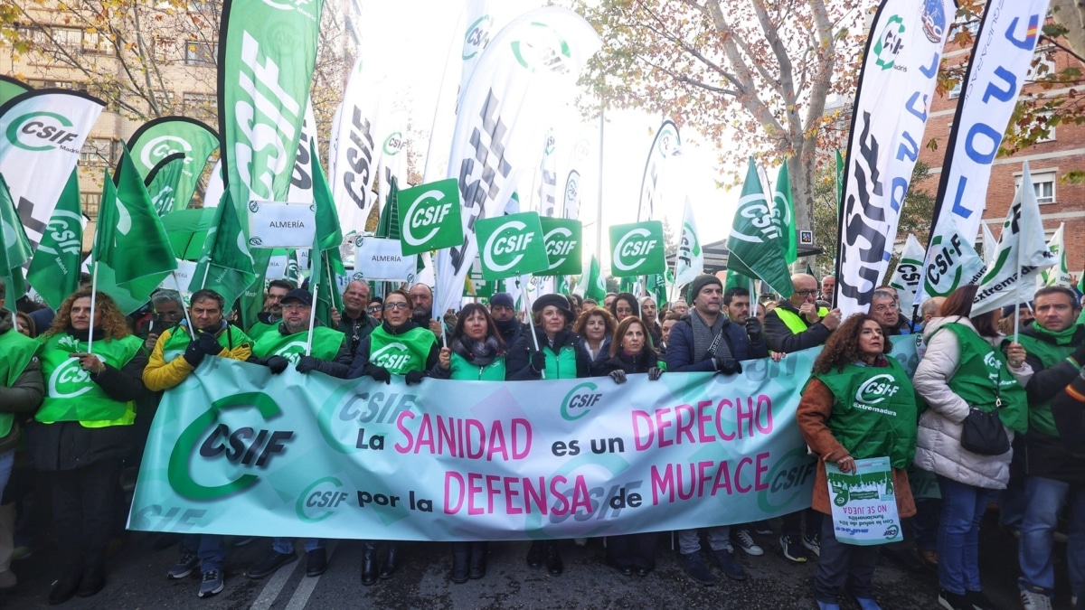 Protesta de funcionarios frente a la sede de Muface