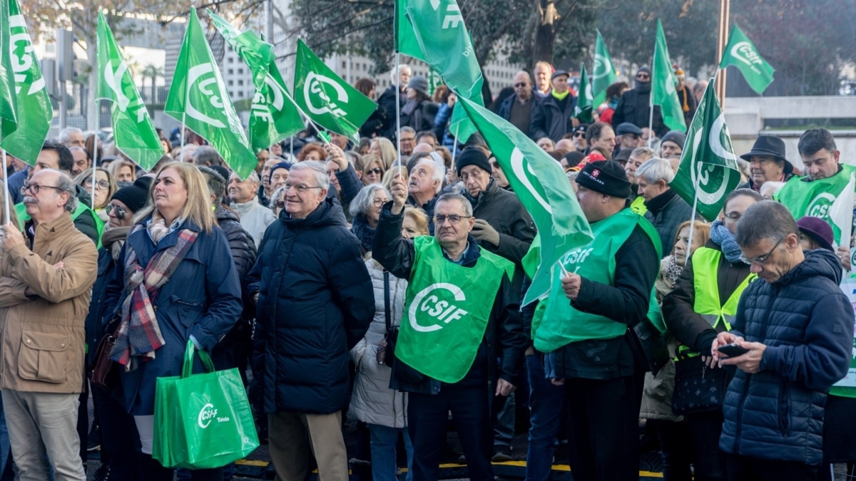 Decenas de personas durante una concentración, frente a la Dirección General de Muface de Madrid, a 14 de diciembre de 2024, en Madrid (España).