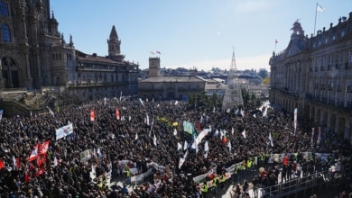 El rechazo a la celulosa Altri provoca una masiva manifestación en Santiago "similar a la del Prestige"