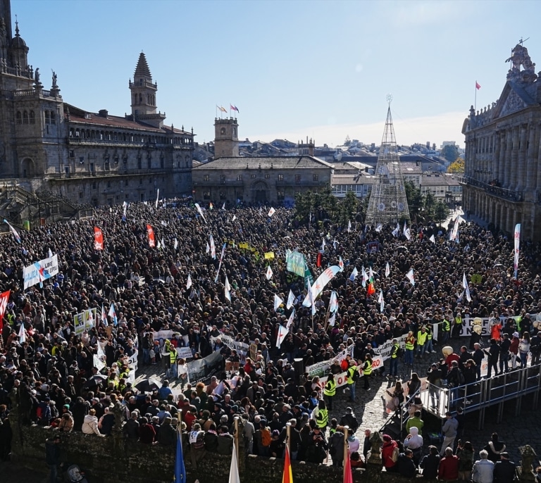 El rechazo a la celulosa Altri provoca una masiva manifestación en Santiago "similar a la del Prestige"