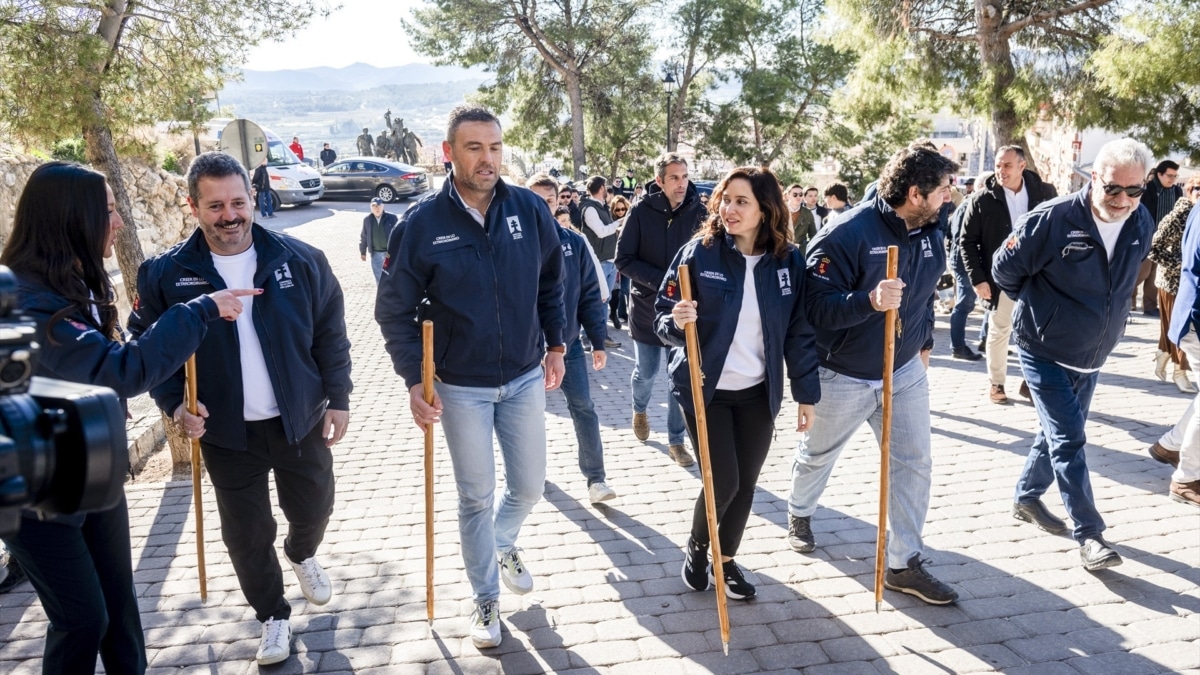 El consejero de Cultura, Turismo y Deporte, Mariano de Paco (2i), el alcalde de Caravaca de la Cruz, José Francisco García (3i), la presidenta de la Comunidad de Madrid, Isabel Díaz Ayuso (3d), el presidente de la Región de Murcia y presidente del PP de Murcia, Fernando López Miras (2d) y Miguel Ángel Rodríguez durante su visita a Caravaca de la Cruz, a 15 de diciembre de 2024.