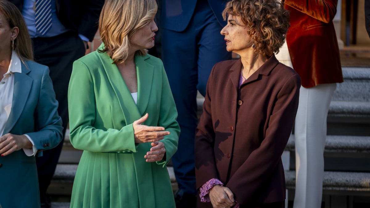 La ministra de Educación, Formación Profesional y Deportes, Pilar Alegría (i) y la vicepresidenta primera y ministra de Hacienda, María Jesús Montero (d), conversan a su llegada a la foto de familia del Patronato de la Fundación Carolina, en el Palacio de la Zarzuela, a 17 de diciembre de 2024, en Madrid (España). La reunión del Patronato de la Fundación Carolina, máximo órgano de gobierno, representación y administración de la Fundación, que adopta sus acuerdos por mayoría y ejecuta las funciones que le corresponden con arreglo a lo dispuesto en los estatutos fundacionales y en el resto del ordenamiento Jurídico, tiene el propósito de promover las relaciones culturales y la cooperación en materia educativa y científica entre España y los países de la Comunidad Iberoamericana de Naciones, así como con otros países con especiales vínculos históricos, culturales o geográficos. A. Pérez Meca / Europa Press 17 DICIEMBRE 2024;FUNDACIÓN CAROLINA;PATRONATO;REY;MINISTROS; 17/12/2024