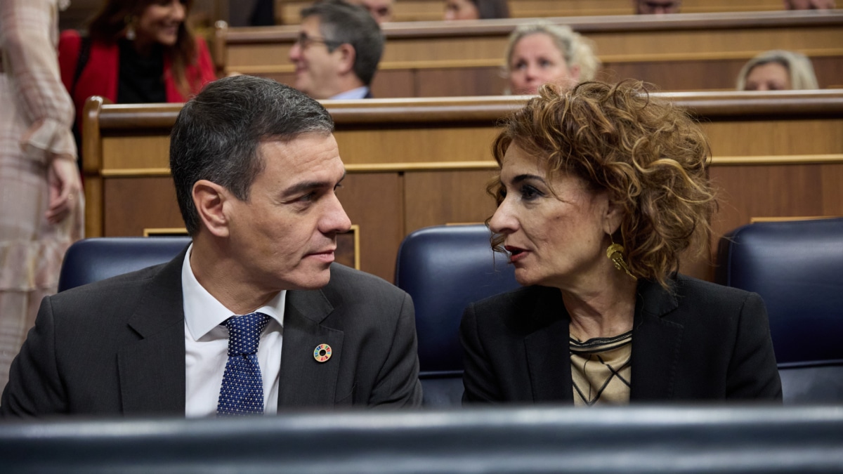 (Foto de ARCHIVO) El presidente del Gobierno, Pedro Sánchez y la vicepresidenta primera y ministra de Hacienda, María Jesús Montero, durante una sesión de control al Gobierno, en el Congreso de los Diputados, a 18 de diciembre de 2024, en Madrid (España). Durante la sesión de control, el PP se centra en los escándalos judiciales que afectan al Ejecutivo como la esposa del presidente del Gobierno o el ‘caso Koldo’. Mientras se desarolla la sesión plenaria en el Congreso, la esposa del presidente acude a declarar ante el juez Peinado que la investiga por tráfico de influencias y corrupción en negocios. Jesús Hellín / Europa Press 18 DICIEMBRE 2024;PLENO CONGRESO;SESIÓN DE CONTROL;SANCHEZ;FEIJOO 18/12/2024