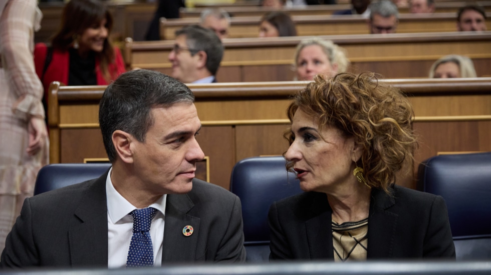 (Foto de ARCHIVO) El presidente del Gobierno, Pedro Sánchez y la vicepresidenta primera y ministra de Hacienda, María Jesús Montero, durante una sesión de control al Gobierno, en el Congreso de los Diputados, a 18 de diciembre de 2024, en Madrid (España). Durante la sesión de control, el PP se centra en los escándalos judiciales que afectan al Ejecutivo como la esposa del presidente del Gobierno o el ‘caso Koldo’. Mientras se desarolla la sesión plenaria en el Congreso, la esposa del presidente acude a declarar ante el juez Peinado que la investiga por tráfico de influencias y corrupción en negocios. Jesús Hellín / Europa Press 18 DICIEMBRE 2024;PLENO CONGRESO;SESIÓN DE CONTROL;SANCHEZ;FEIJOO 18/12/2024