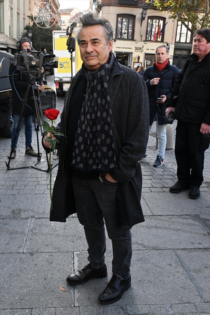 Eduard Fernández a la puerta del Teatro Español, el mismo día que recibía una nominación al Goya por su trabajo en 'Marco'. asiste a la capilla ardiente de Marisa Paredes en el Teatro Español, a 18 de diciembre de 2024, en Madrid (España). La actriz Marisa Paredes falleció este pasado martes a los 78 años. José Oliva / Europa Press FAMOSOS;CAPILLA ARDIENTE;MARISA PAREDES;TEATRO ESPAÑOL 18/12/2024