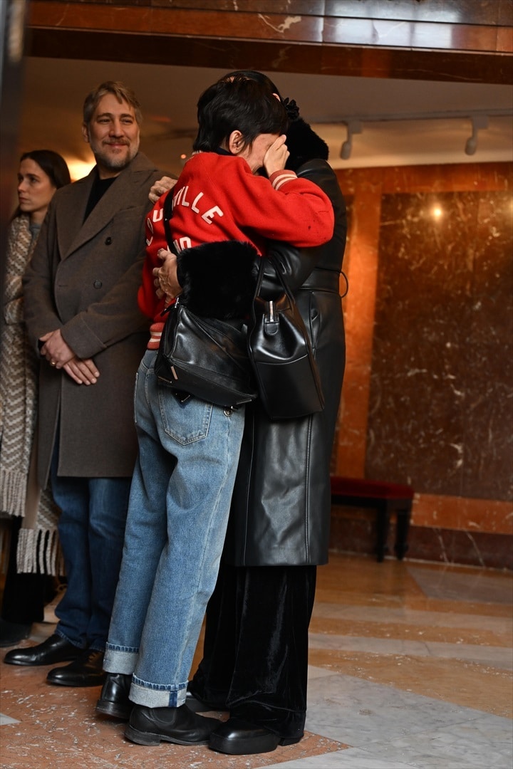 Elena Anaya y Rossy de Palma durante la capilla ardiente de Marisa Paredes en el Teatro Español, a 18 de diciembre de 2024, en Madrid (España). La actriz Marisa Paredes falleció este pasado martes a los 78 años. José Oliva / Europa Press FAMOSOS;CAPILLA ARDIENTE;MARISA PAREDES;TEATRO ESPAÑOL 18/12/2024