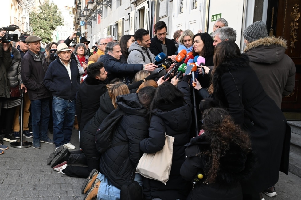 La hija y el hermano de la actriz, María Isasi y Ángel Paredes, atienden a los medios a la salida de la capilla ardiente de Marisa Paredes en el Teatro Español, a 18 de diciembre de 2024, en Madrid (España). La actriz Marisa Paredes falleció este pasado martes a los 78 años.