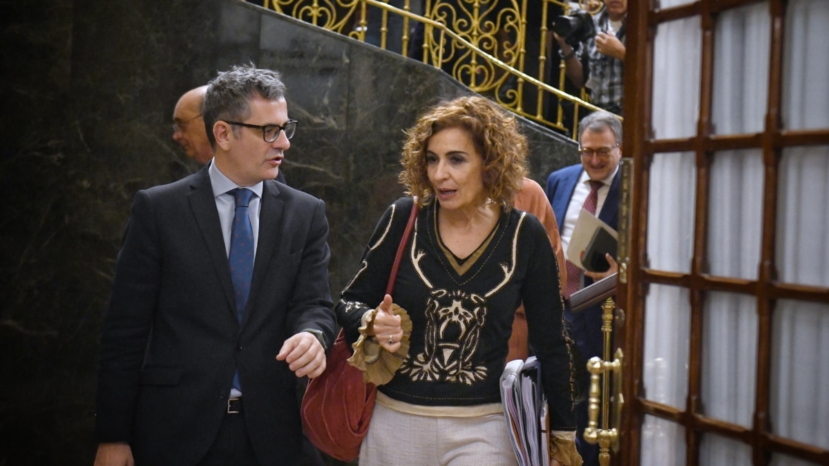 La vicepresidenta primera y ministra de Hacienda, María Jesús Montero, y el ministro de la Presidencia, Justicia y Relaciones con las Cortes, Félix Bolaños, durante un pleno en el Congreso de los Diputados, a 19 de diciembre de 2024, en Madrid (España). El Pleno del Congreso da 'luz verde' definitiva al proyecto de ley por el que se crea un nuevo impuesto mínimo para las empresas multinacionales, una norma que incluye parte de la reforma fiscal que quería el Gobierno. La duda es si se incluirán las enmiendas de PP y Junts que se han introducido en el Senado y que pueden llegar al Boletín Oficial del Estado (BOE) en contra del criterio del Gobierno. Por otro lado, durante la sesión plenaria, también se vota el proyecto de ley orgánica de prevención de las pérdidas y el desperdicio alimentario. Fernando Sánchez / Europa Press 19 DICIEMBRE 2024;BOE;JUNTS;PP;LUZ VERDE;MEDIDAS;CONGRESO 19/12/2024