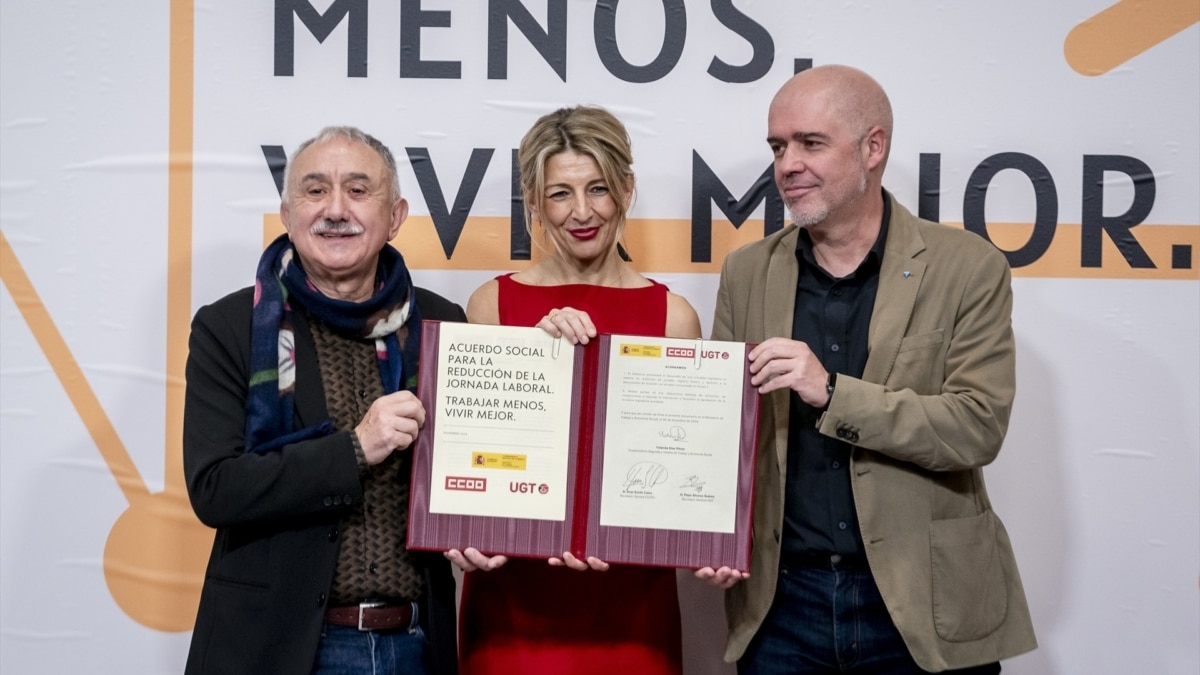 El secretario general de UGT, Pepe Álvarez, la ministra de Trabajo, Yolanda Díaz, y el secretario general de CCOO, Unai Sordo, firman el acuerdo para la reducción de la jornada, este viernes en Madrid.