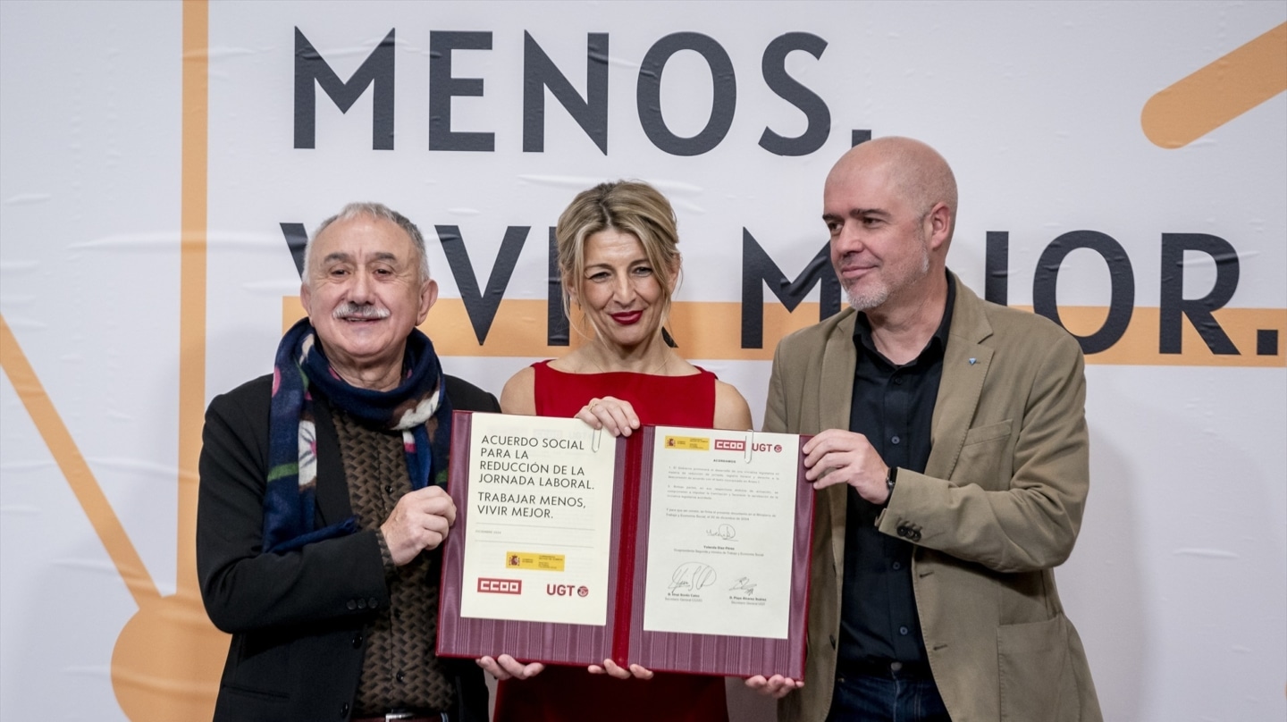 El secretario general de UGT, Pepe Álvarez, la ministra de Trabajo, Yolanda Díaz, y el secretario general de CCOO, Unai Sordo, firman el acuerdo para la reducción de la jornada, este viernes en Madrid.