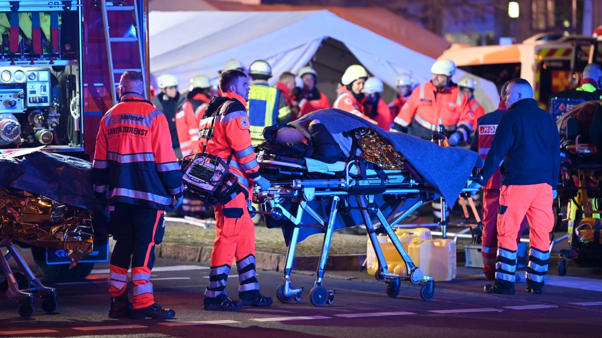 Los servicios de emergencias atienden a los heridos en el atropello masivo de Magdeburg (Alemania).