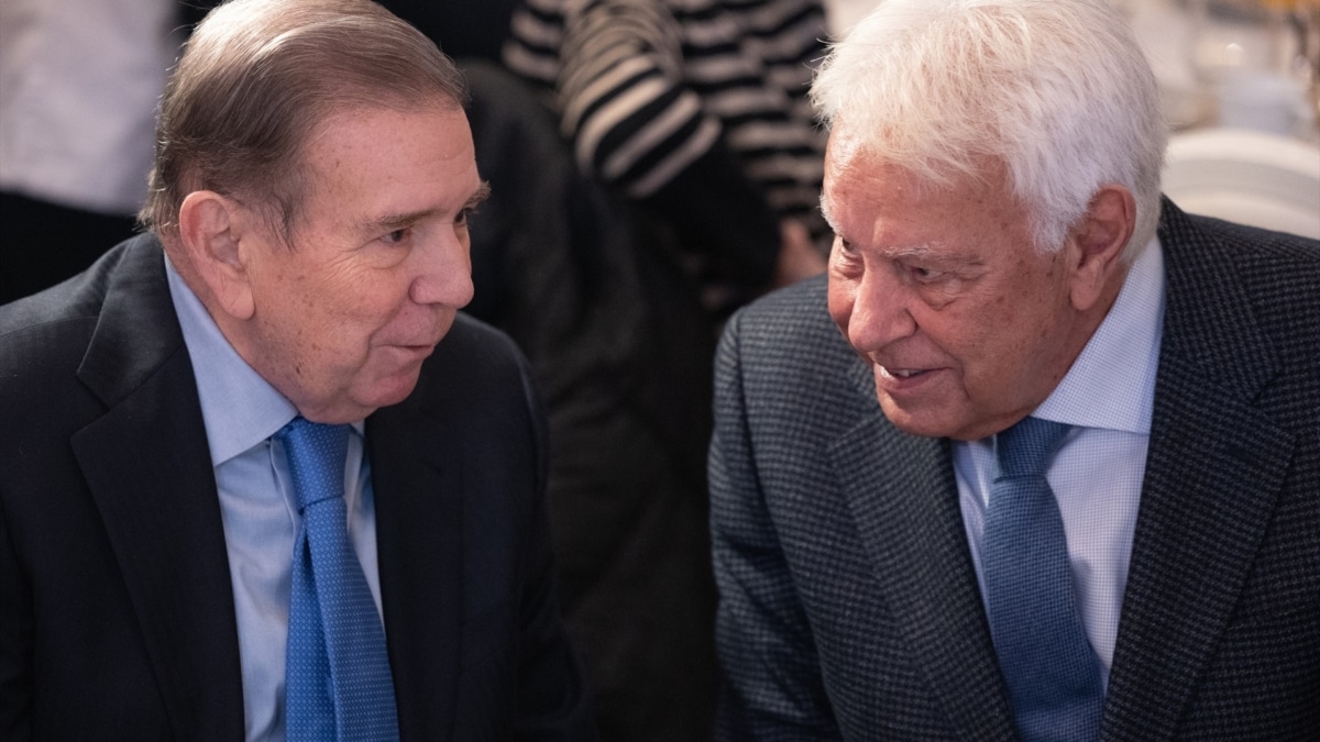 Edmundo González (i) junto Felipe González, en el acto de Nueva Economía Fórum en Madrid