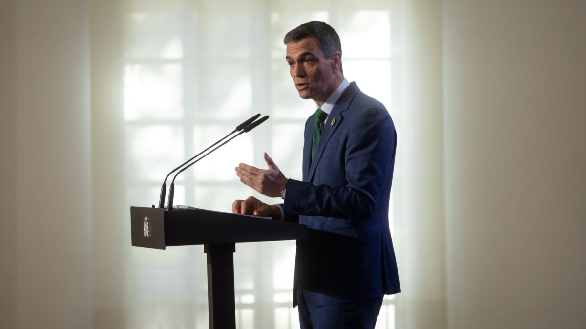 (Foto de ARCHIVO) El presidente del Gobierno, Pedro Sánchez, durante una rueda de prensa posterior a la reunión del Consejo de Ministros, a 23 de diciembre de 2024, en Madrid (España). Durante su comparecencia, el presidente del Ejecutivo ha hecho balance del curso político, y además, ha presentado el informe periódico de rendición de cuentas. Alejandro Martínez Vélez / Europa Press 23 DICIEMBRE 2024;MONCLOA;CURSO POLITICO;SANCHEZ 23/12/2024