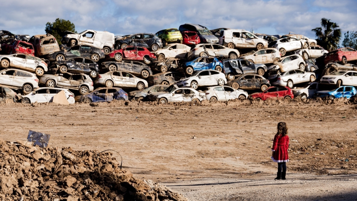 Una niña observa el día de Navidad la montaña de coches causada por la DANA en Sedaví (Valencia).