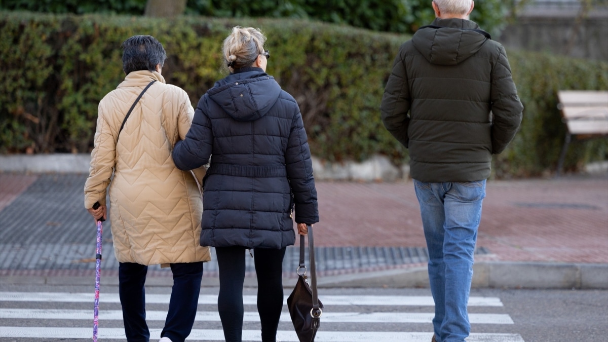 Varias personas caminan en Madrid, en una imagen de archivo.