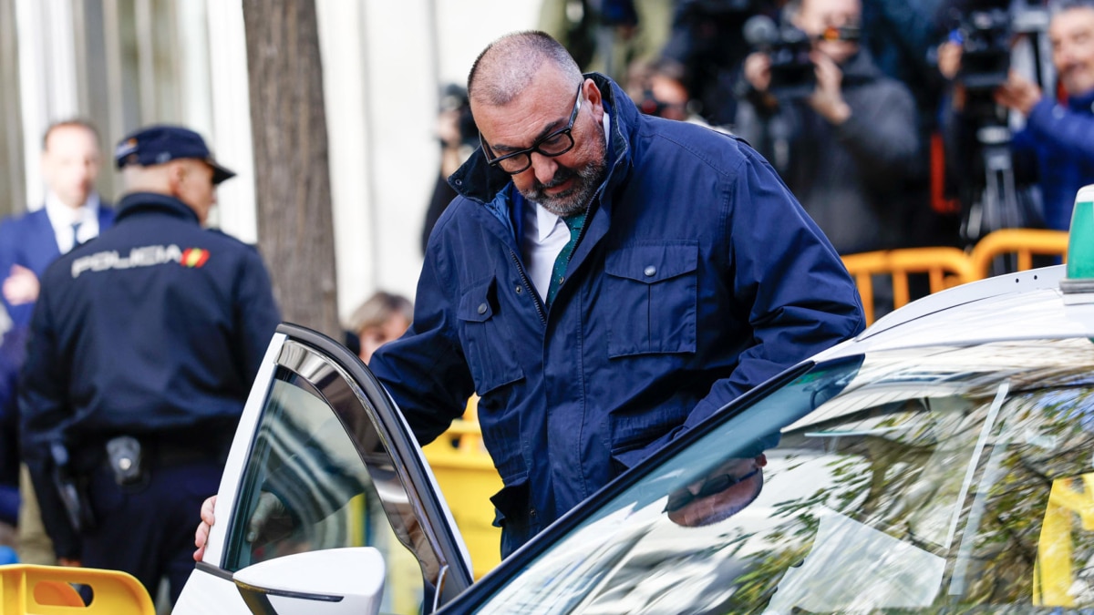 Koldo García se sube en un taxi tras declarar este martes al Tribunal Supremo ante el juez.