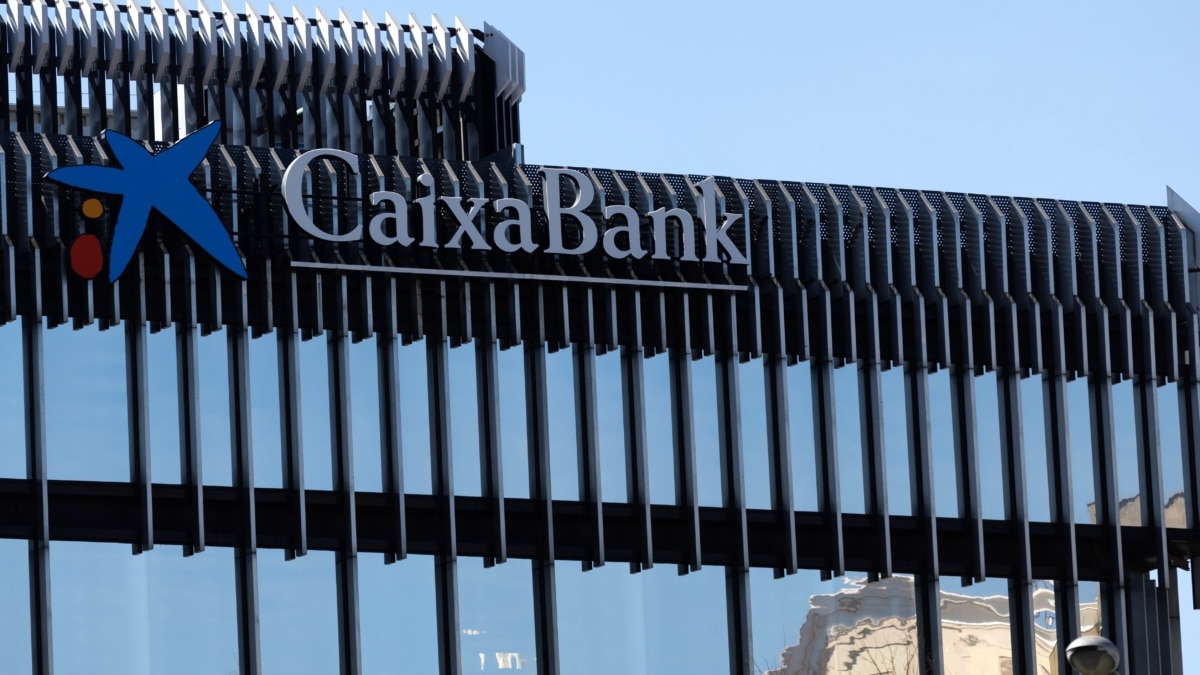 Fachada del edificio de CaixaBank, a 5 de abril de 2023